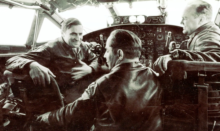 Налітавши 16 716 годин, Юрій Курлін встиг освоїти за цей час 65 типів літаків. У кабіні Ан-22 (ліворуч), м. Тюмень, 1973 р. Фото надані автором